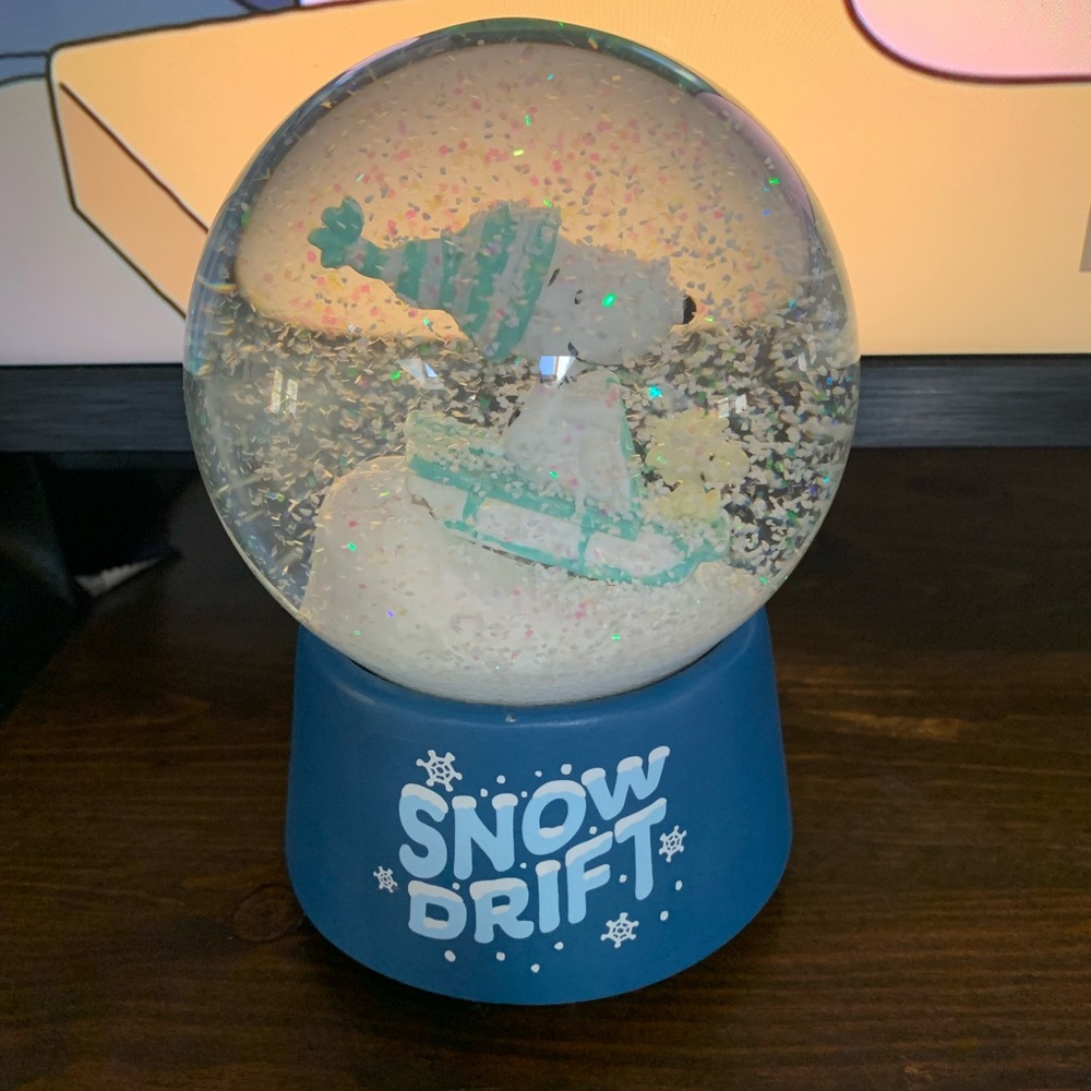Peanuts: Snoopy "Let it Snow" musical snow globe